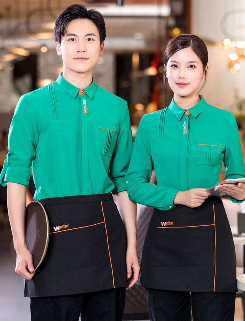 Mẫu sơ mi đồng phục nhà hàng xanh lá cây in logo ở giữa