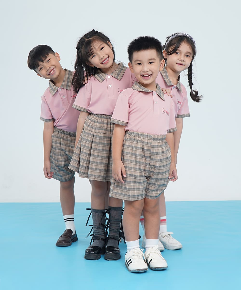 Mẫu Đồng Phục Học Sinh Mầm Non Áo Thun Cổ Tròn Phối Cổ Caro Năng Động