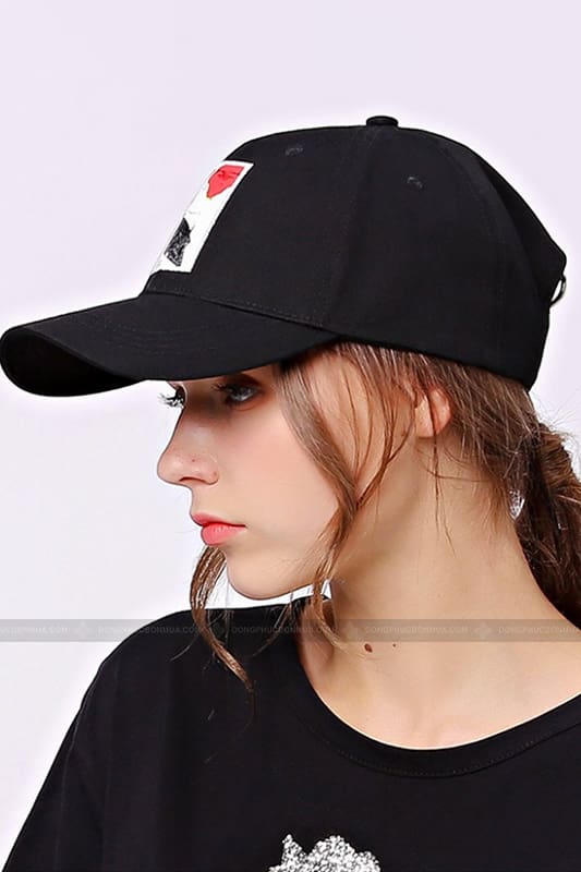 Mũ đồng phục màu đen in họa tiết ở mặt trước