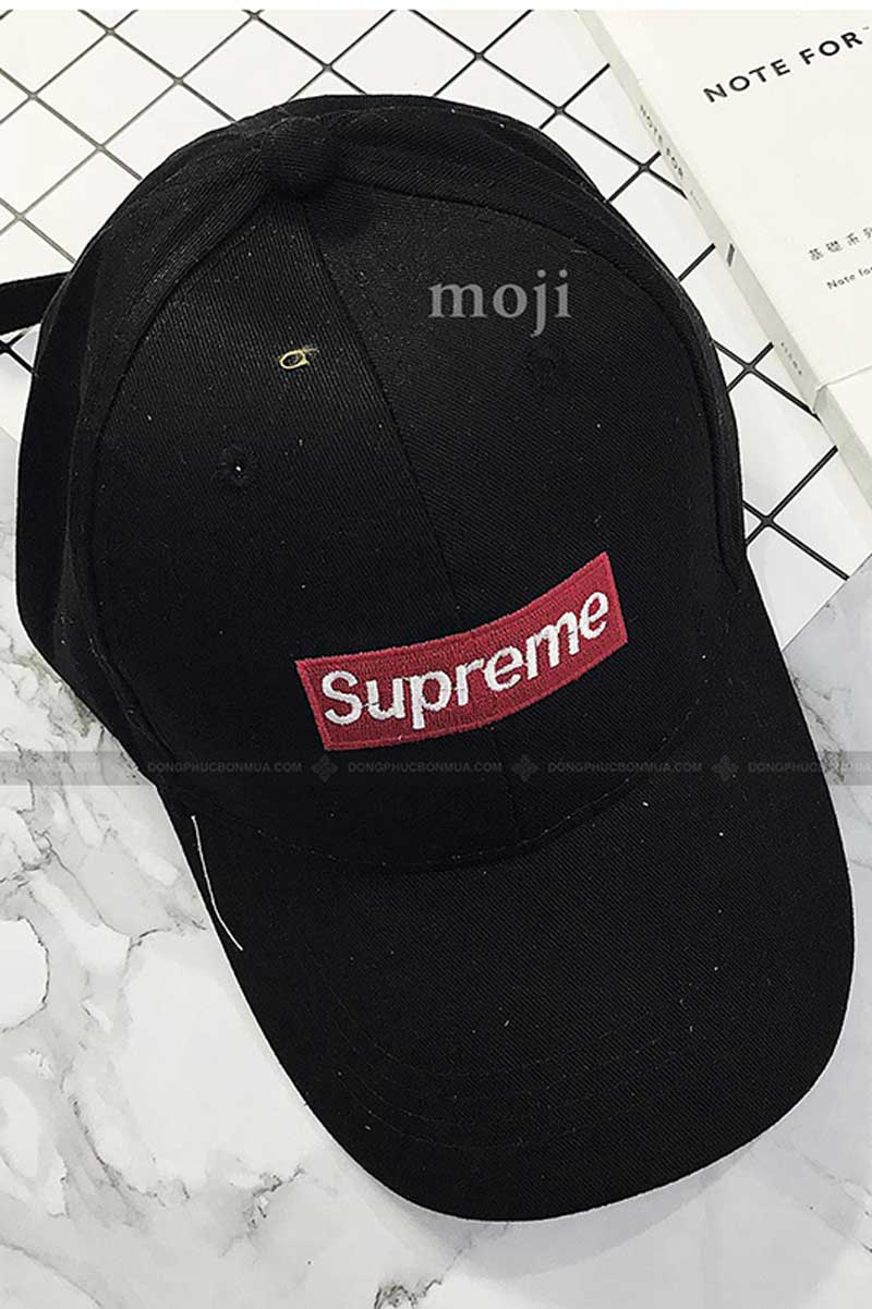 Mũ đồng phục màu đen in logo Supreme