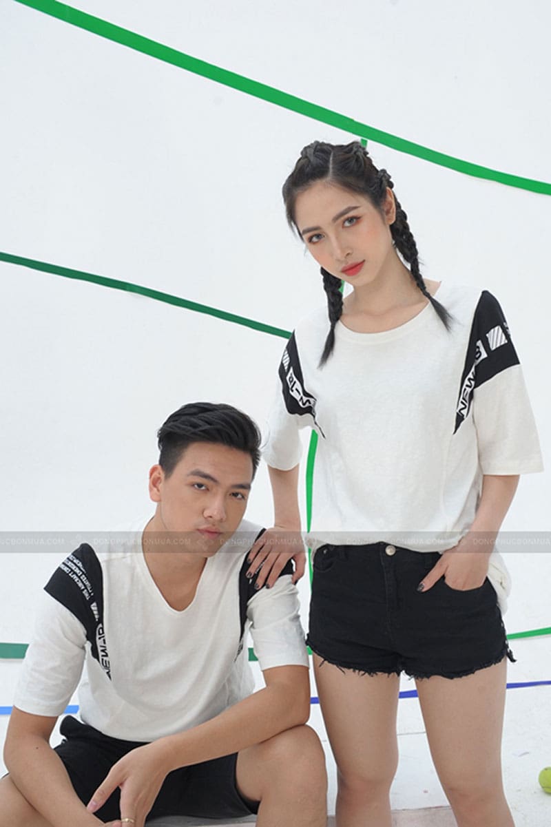 Áo thun đôi tình yêu phối vai đen kèm chữ