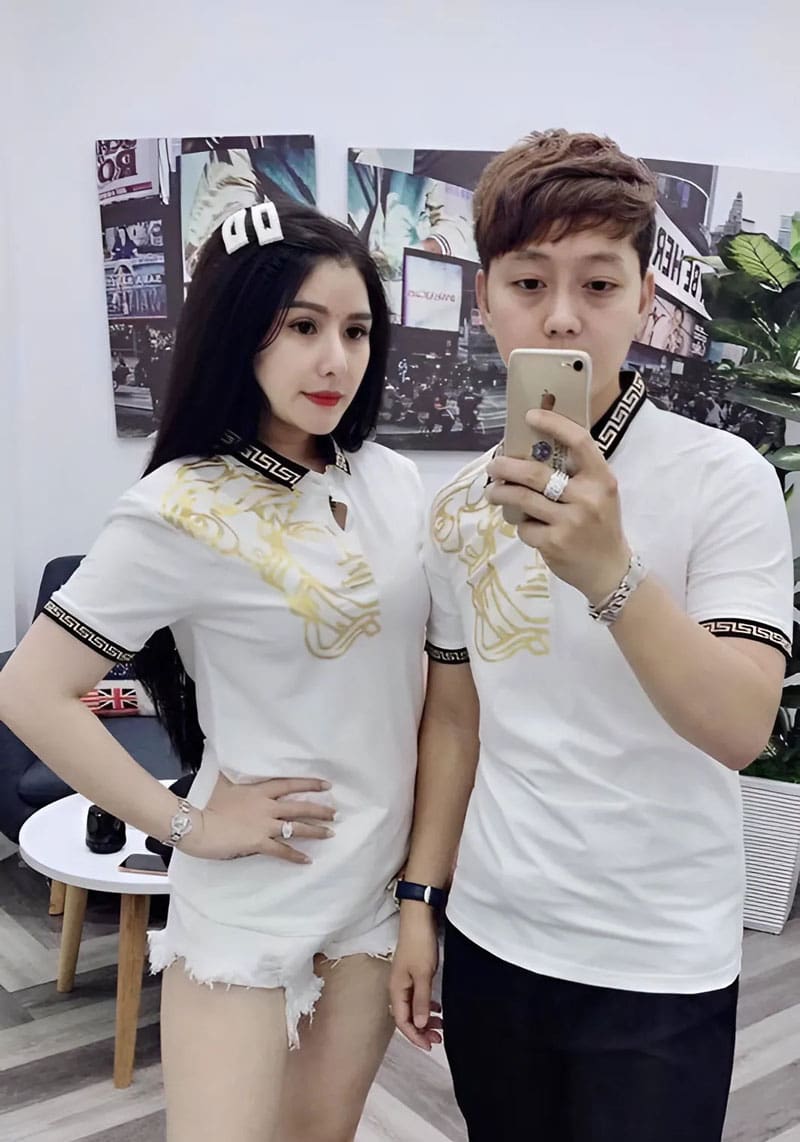 Áo đôi có cổ tình yêu màu trắng in họa tiết