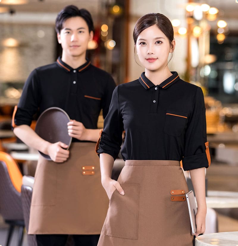 Mẫu đồng phục nhà hàng màu đen phối có tạp dề nâu