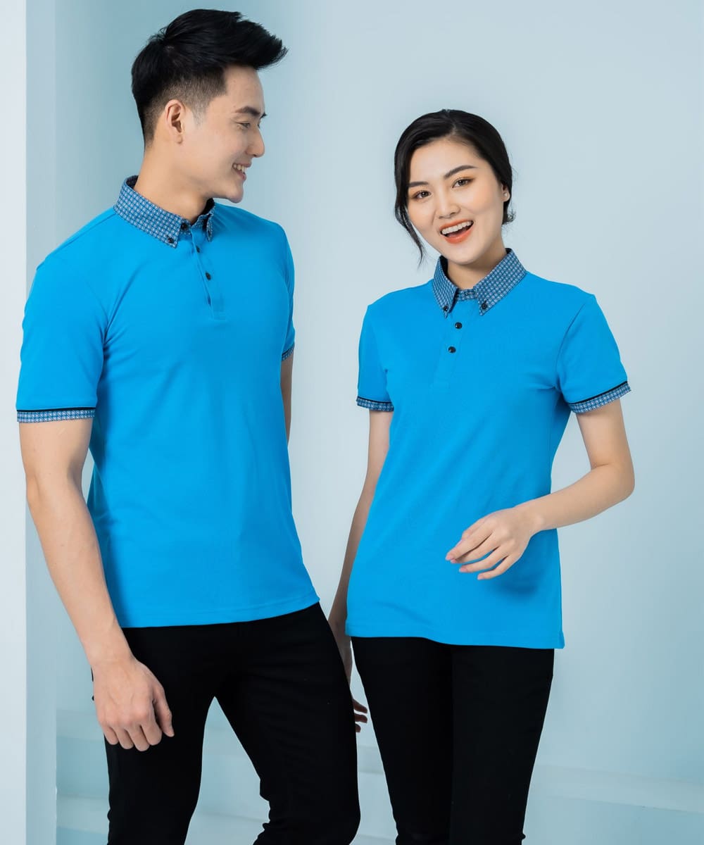 Áo thun đồng phục có cổ màu xanh dương, cổ họa tiết