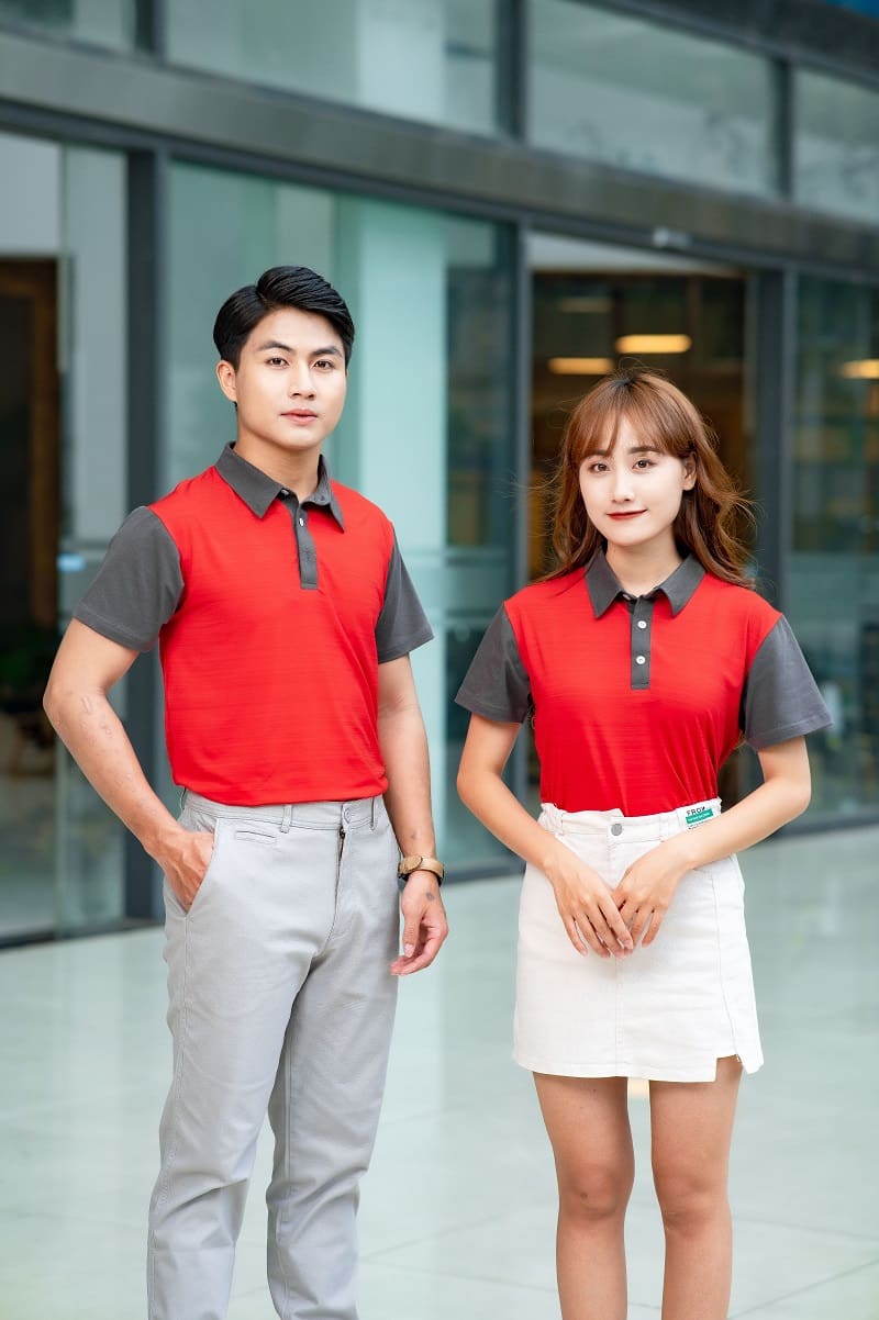 Áo đồng phục có cổ màu đỏ phối xám