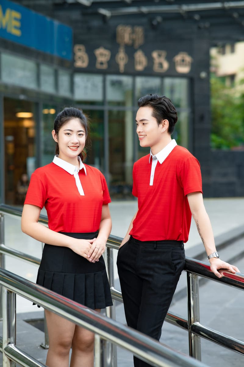 Đồng phục áo phông màu đỏ phối trắng
