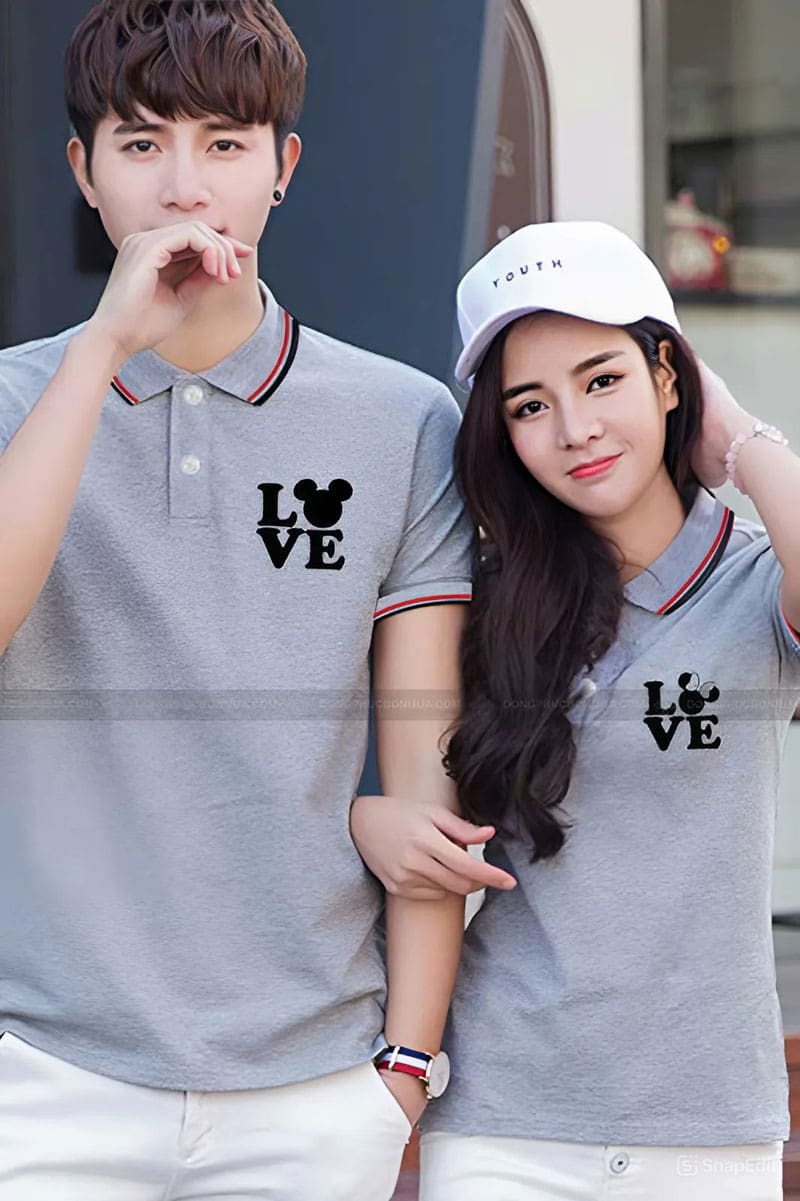 Áo phông đôi tình yêu màu xám in chữ love bên trái