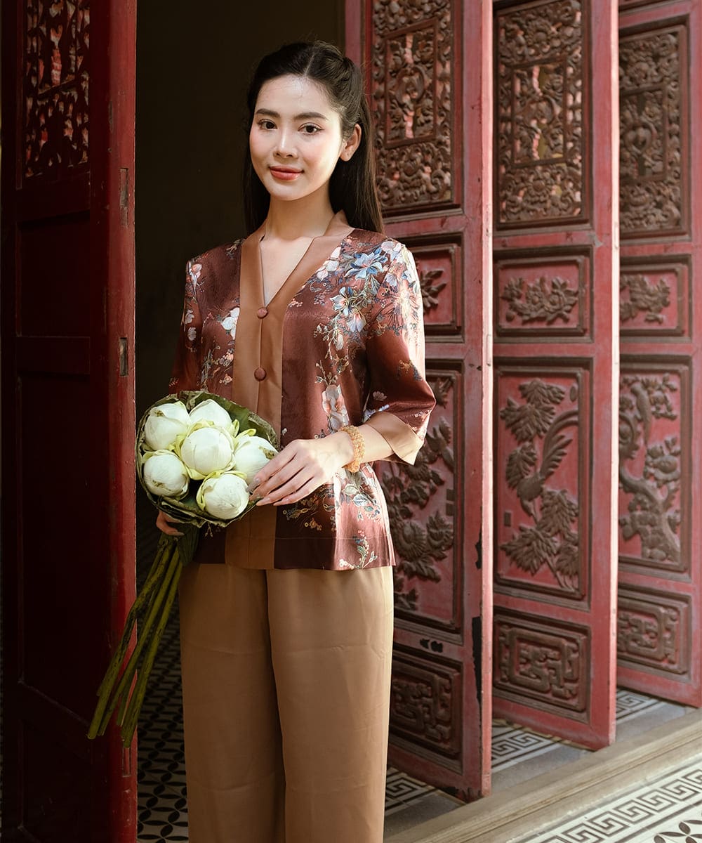 Pháp phục nâu đậm vân hoa nhiều màu