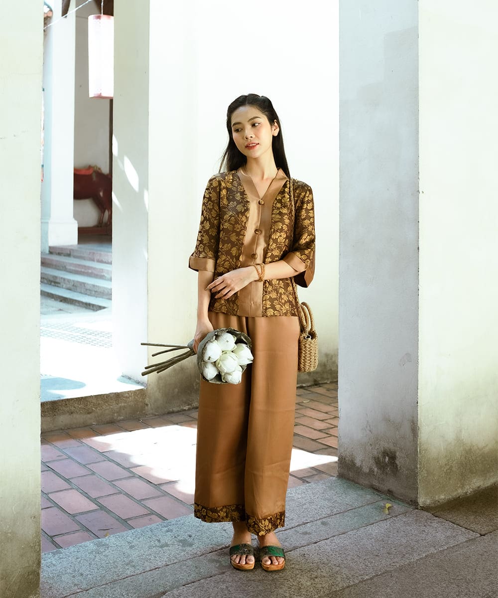 Pháp phục nâu đậm vân hoa