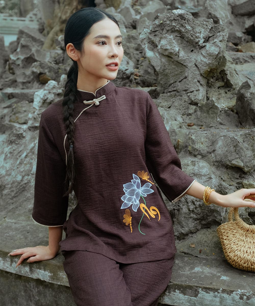 Pháp phục màu nâu thêu hoa sen