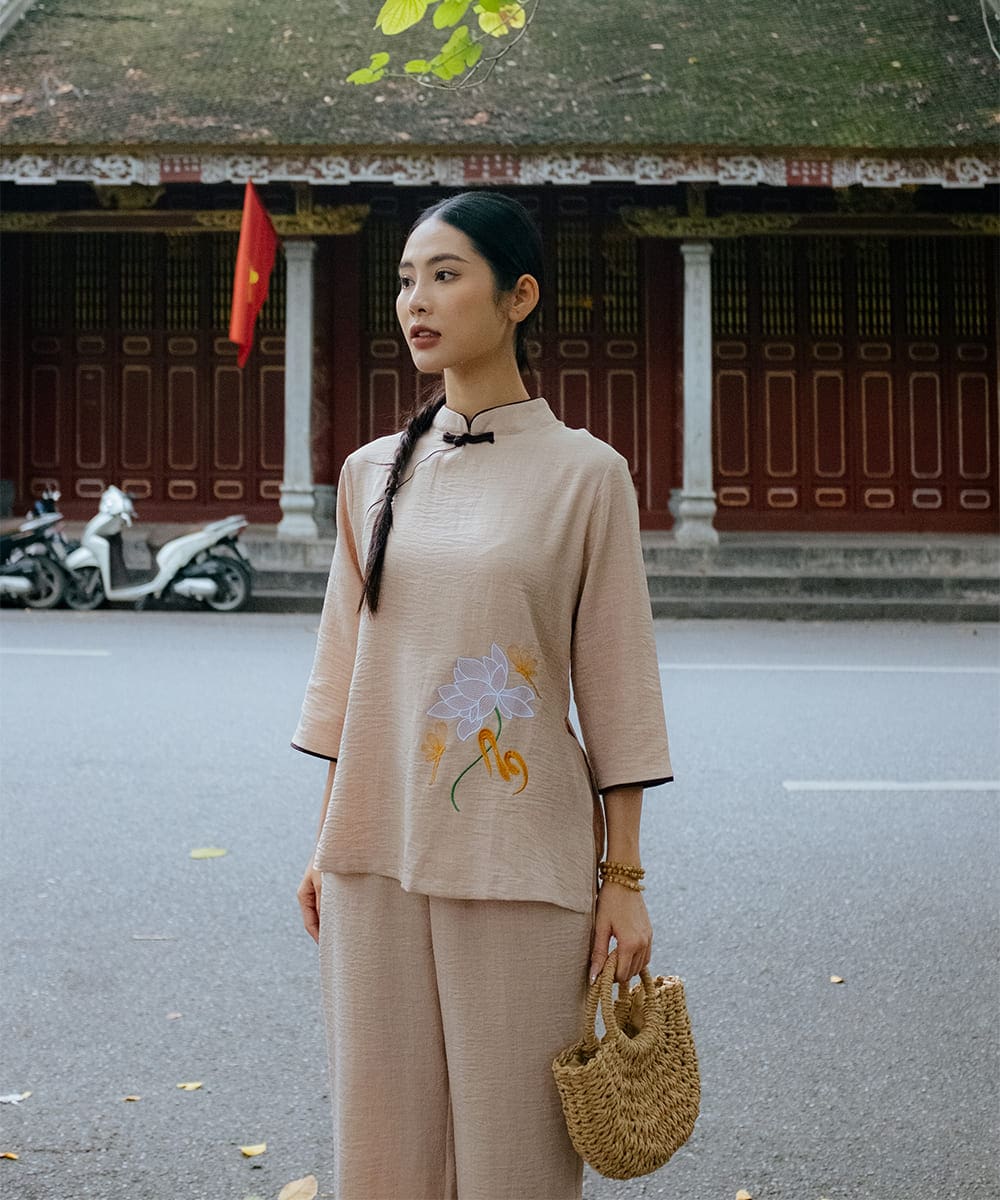 Pháp phục vàng nhạt thêu hoa sen