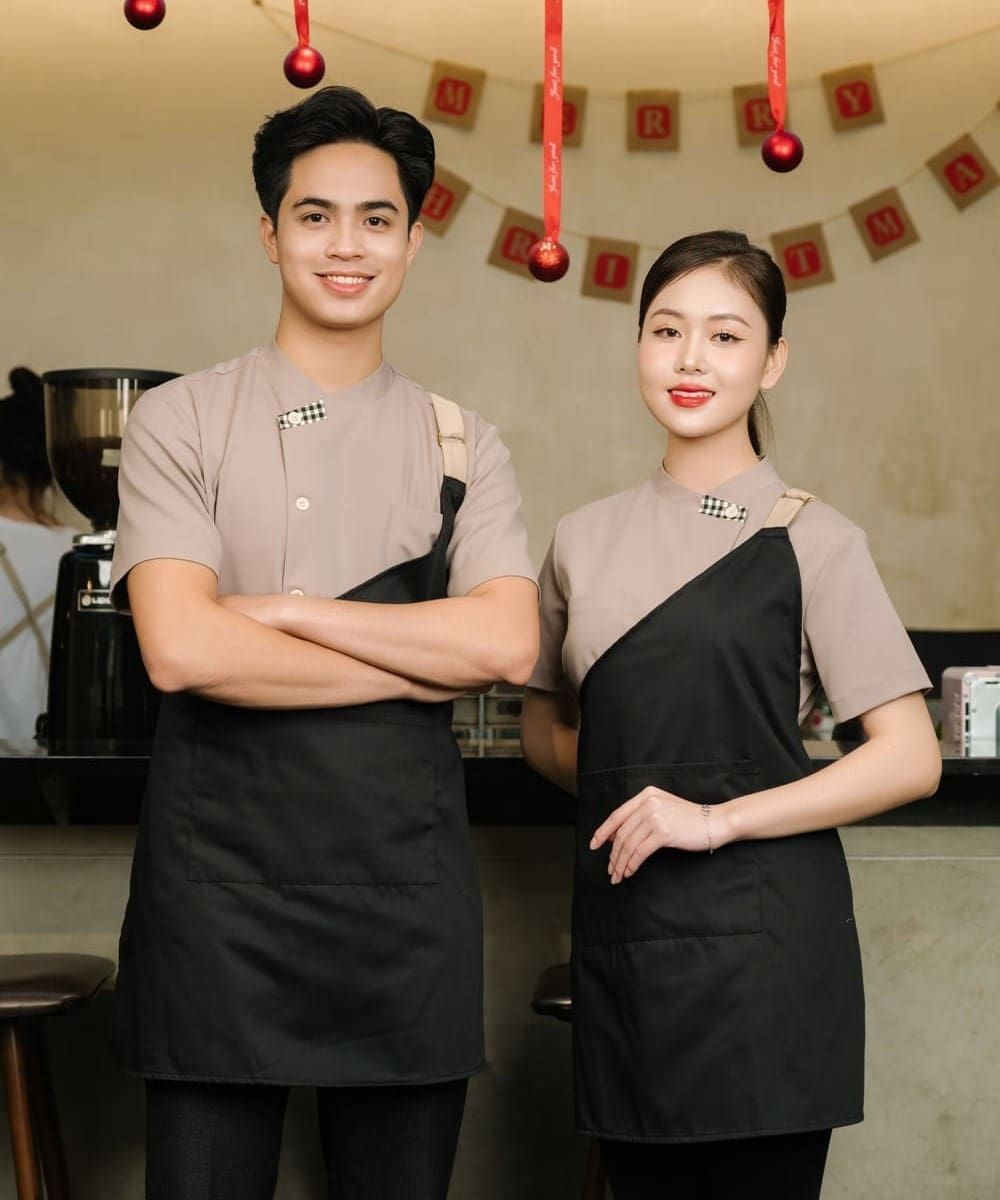 Đồng phục nhà hàng Tây Âu áo sơ mi + tạp dề đen chéo ấn tượng